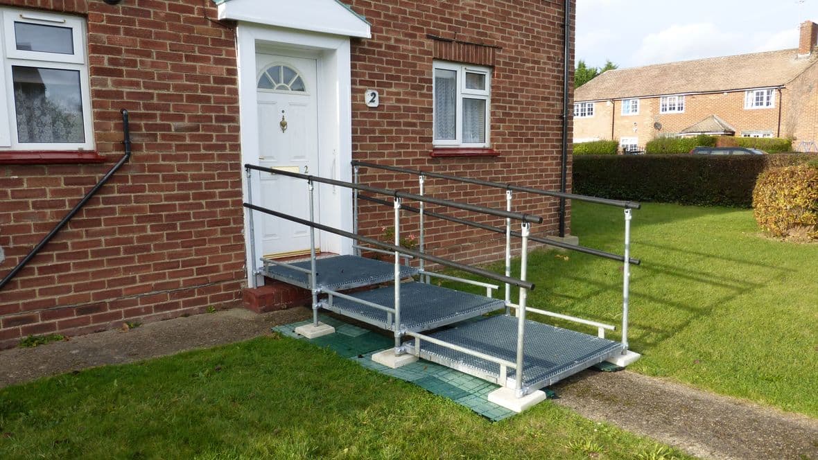 Minor - modular steps with hand rails P1000550